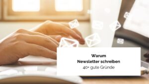 Hände tippen auf einer Laptop Tastatur und es scheinen kleine E-Mails oder Newsletter herumzufliegen