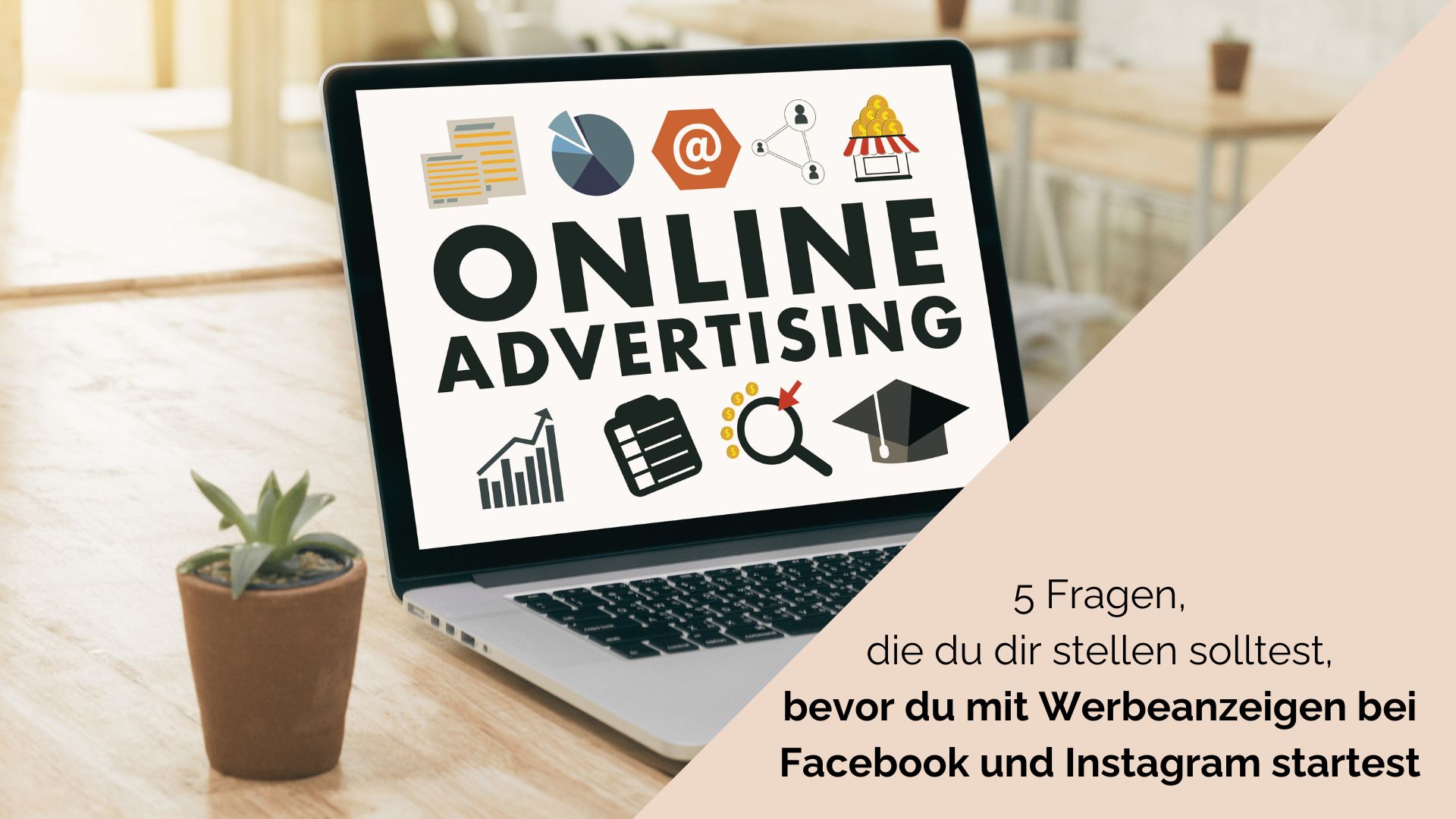 Ein Laptop auf einem Holztisch, daneben eine kleine Topfpflanze. Auf dem Bildschirm des Laptops steht "Online Advertising".