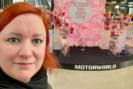 Selfie von Stefanie vor dem Aufsteller am Eingang des Female Business Festivals