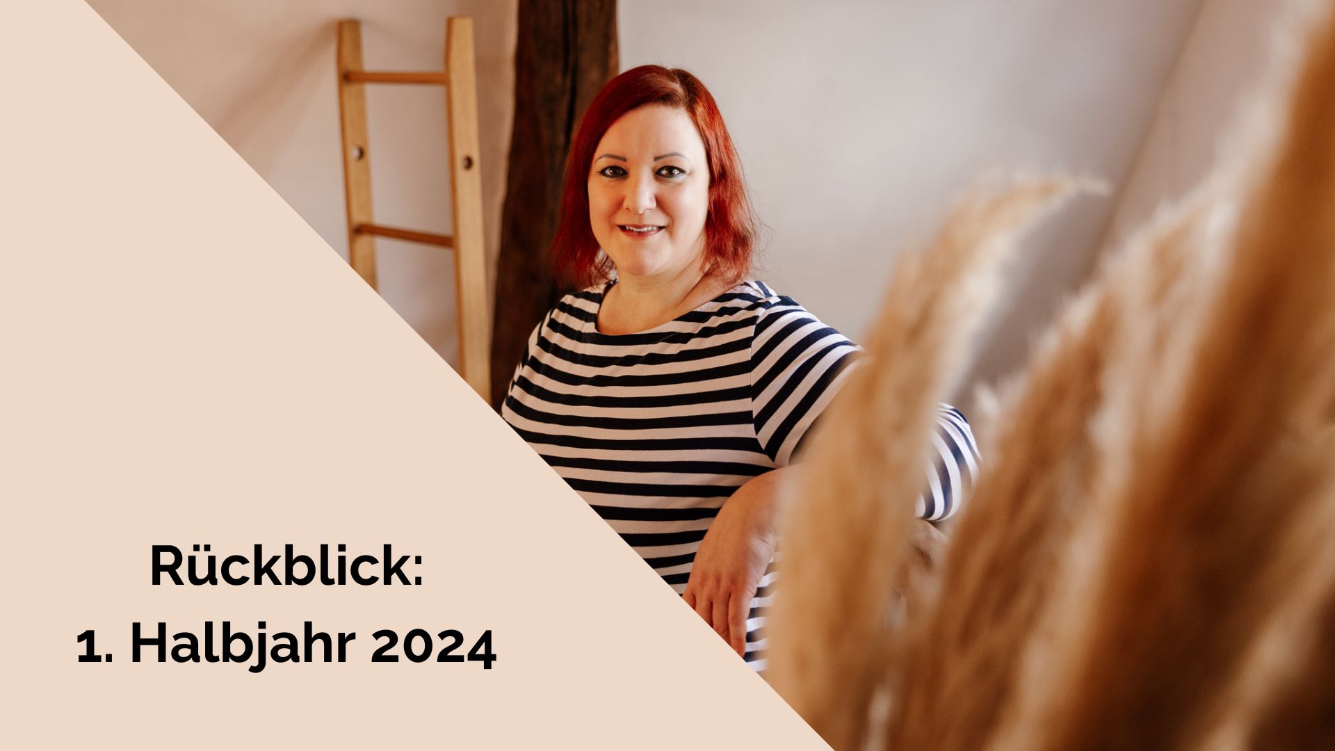 Beitragsbild mit Überschrift "Rückblick: 1. Halbjahr 2024" und einem Bild von Stefanie, die lächelnd im Streifen-Shirt in einem Raum schräg hinter etwas Pampasgras sitzt