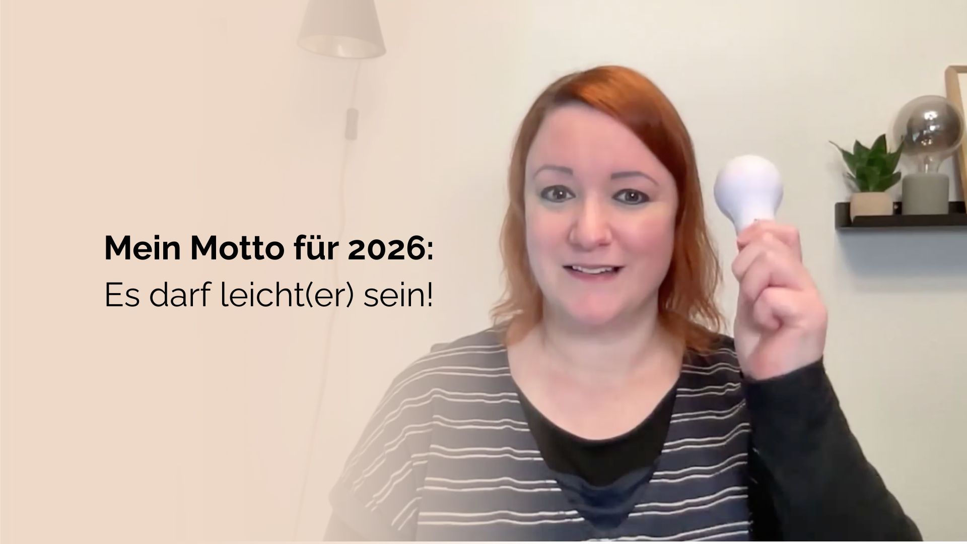 Beitragsbild zum Blogartikel "Mein Motto 2026: Es darf leicht(er) sein!" - zu sehen ist der Titel links und rechts ein Foto von Stefanie, in dem sie eine Glühbirne hochhält und lächelt, als hätte sie gerade eine Erkenntnis gehabt.