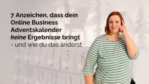 Beitragsbild zum Blogartikel "7 Anzeichen, dass dein Online Business Adventskalender keine Ergebnisse bringt - und wie du das änderst" - zu sehen ist der Titel links und rechts ein Foto von Stefanie im Streifen-Shirt, die sich den Zeigefinger seitlich an die Stirn hält, um eine Erkenntnis zu symbolisieren, und lächelnd in die Kamera schaut